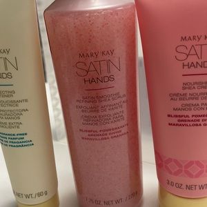 Mary Kay : Blissful Pomegranate Satin hands